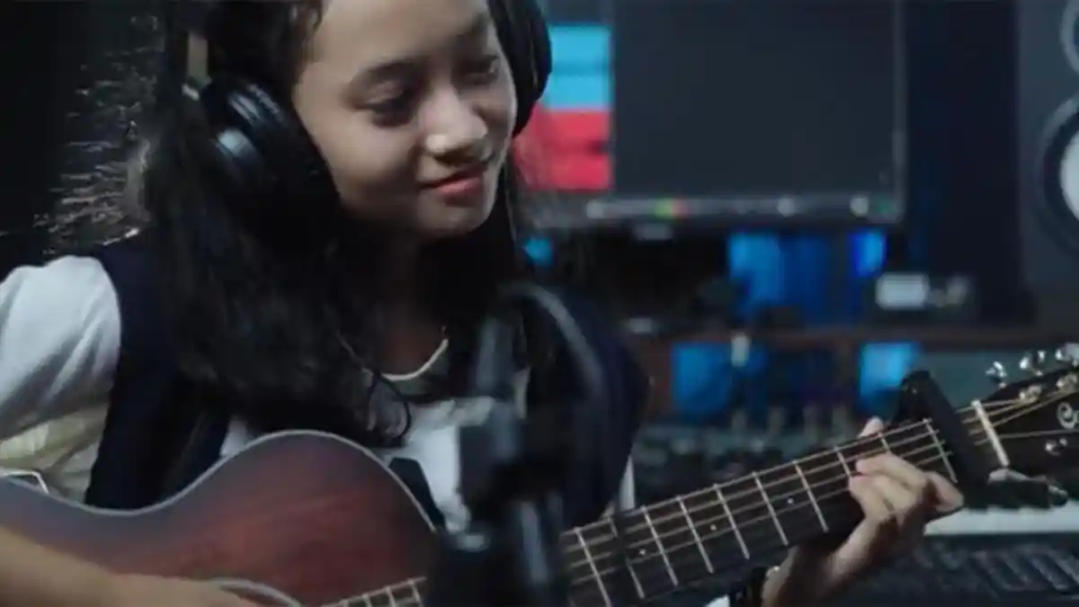 Pesona Petikan Gitaris Cilik Pacitan Memukau Pengunjung Pantai Pancer
