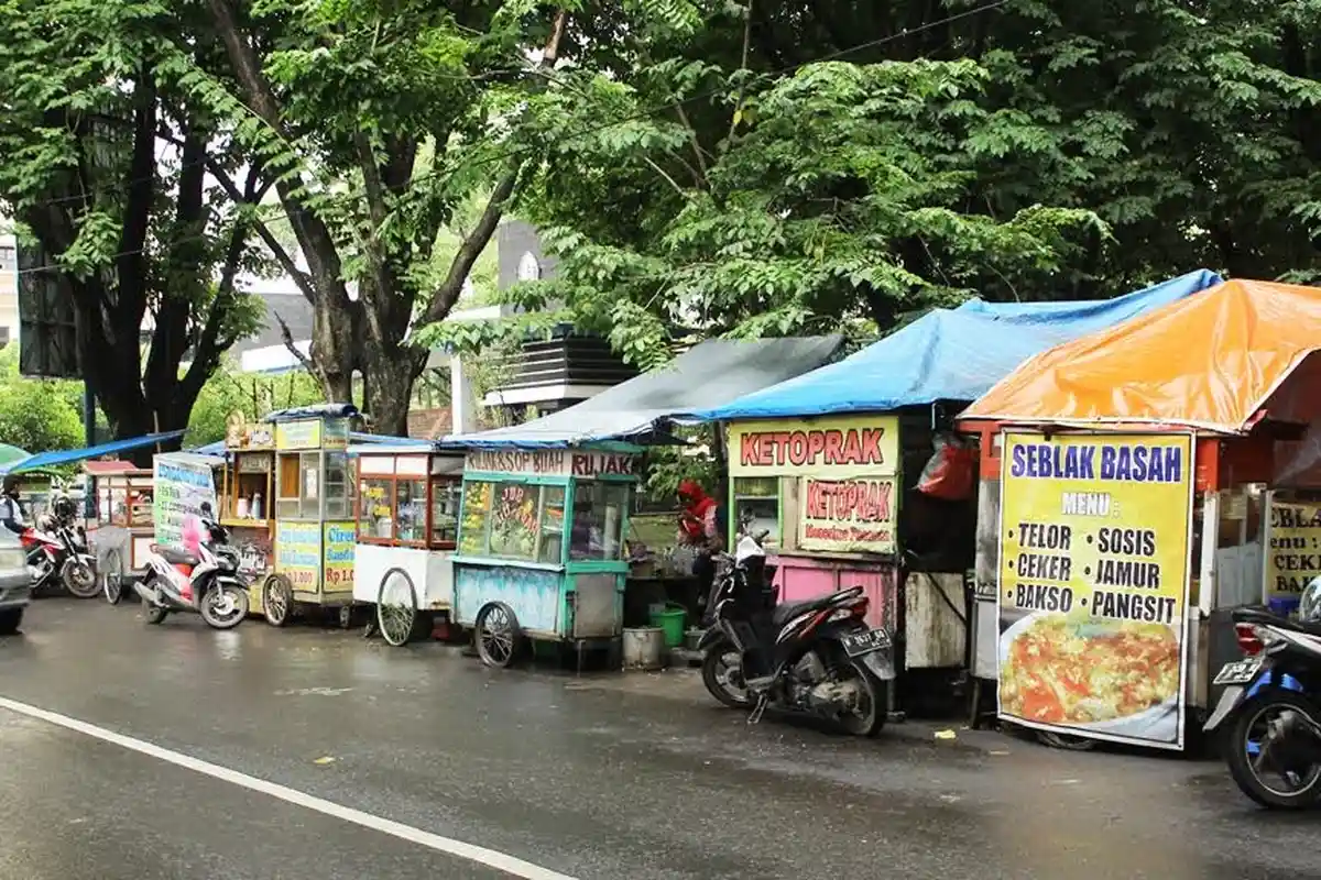 Jajanan Pleburan, Jadi Tempat Asik Kulineran Hingga Nostalgia Kampus