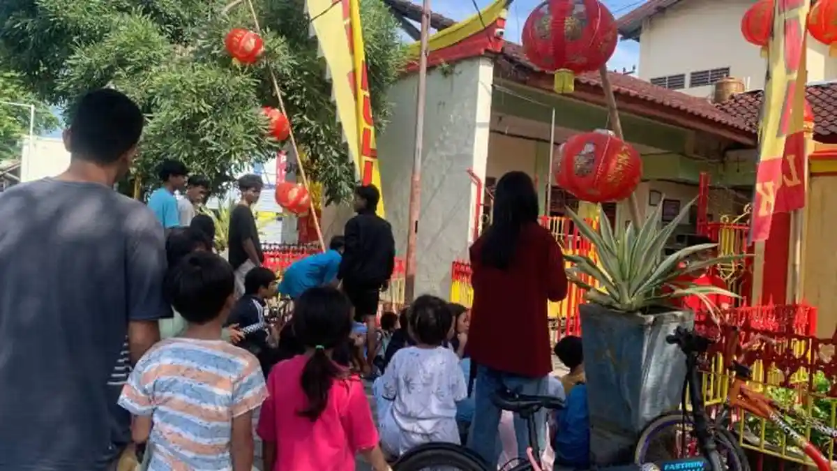 Warga Padati Klenteng Po Hwa Kong Ampenan, Berharap Berkah Angpao Imlek