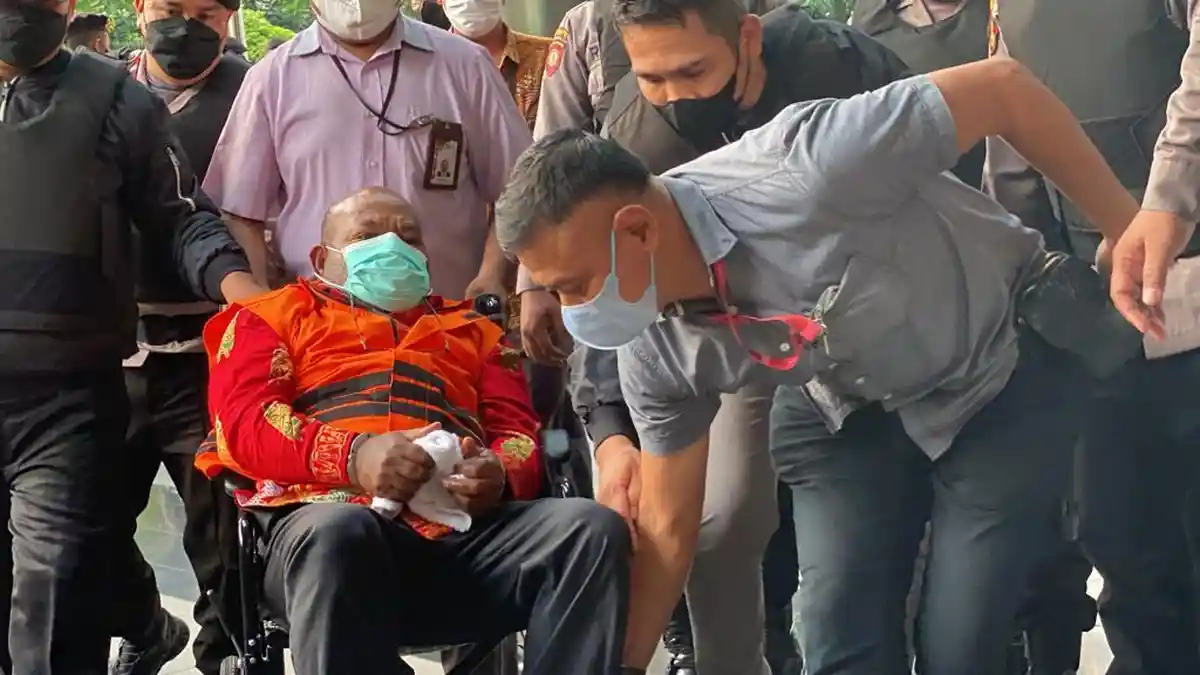 Sidang Perdana Ditunda Pekan Depan, Lukas Enembe Ngaku Sakit dan Minta Dihadirkan Offline
