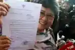 Elza Syarief Tunjukkan Surat Korupsi E KTP di KPK