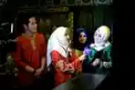 Ricky Perdana dan Chacha Takya Fiting Baju Lebaran