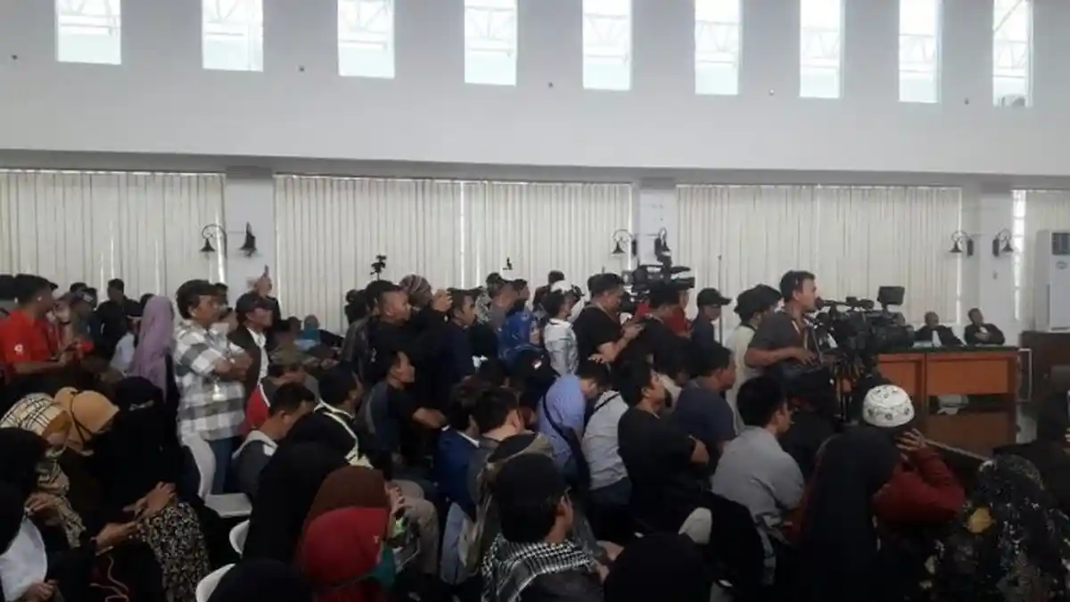 Sidang Vonis Buni Yani Dipenuhi Pengunjung, Sampai-sampai Duduk di Lantai