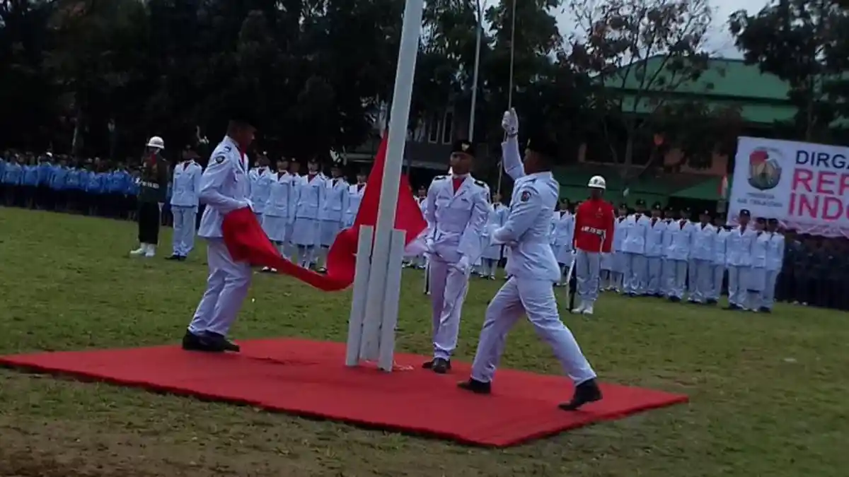 Menegangkan, Paskibra Selamatkan Bendera Merah Putih Sebelum Sentuh Tanah Akibat Tali Putus