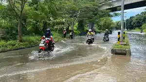 pemotor-terjang-genangan-air-di-kawasan-GBLA.jpg
