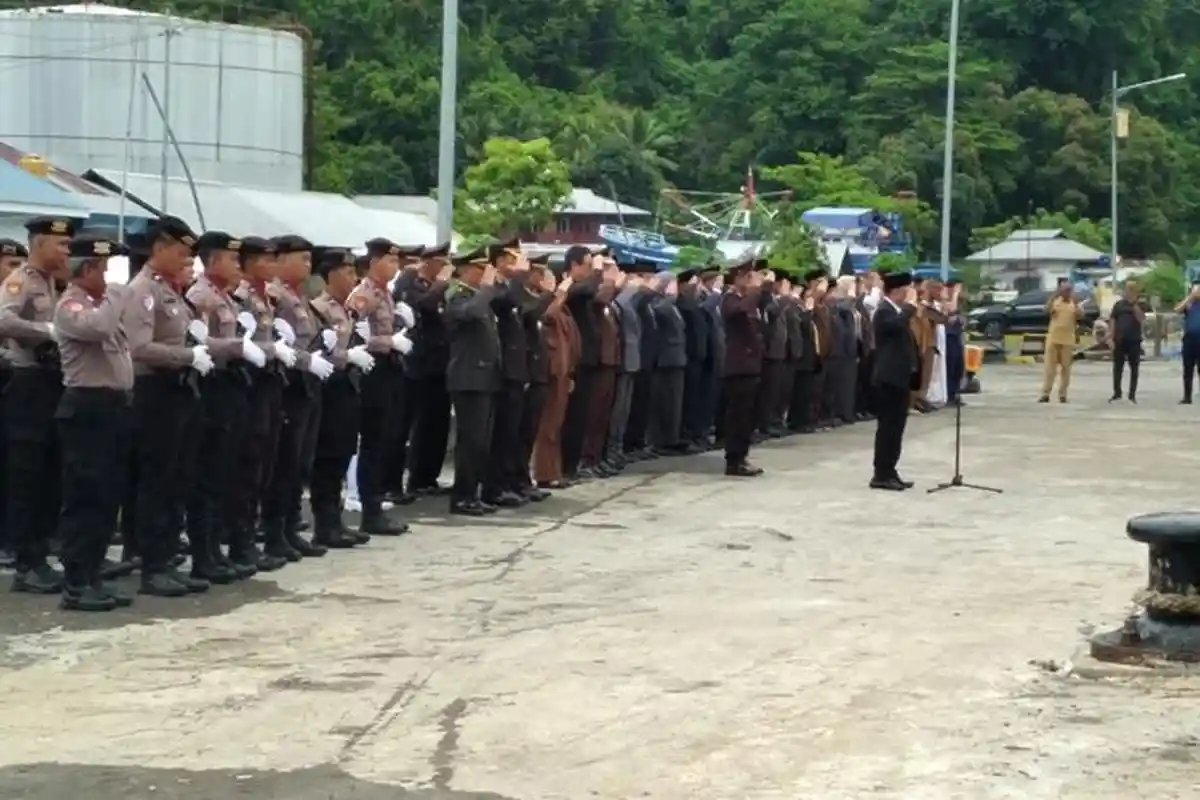 Rangkaian Peringatan Hari Pahlawan, Yusra Alhabsyi Tabur Bunga di Pelabuhan Labuan Uki