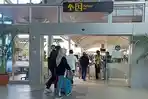 penumpang-keluar-bandara-lombok-mudik-lebaran-2022.jpg