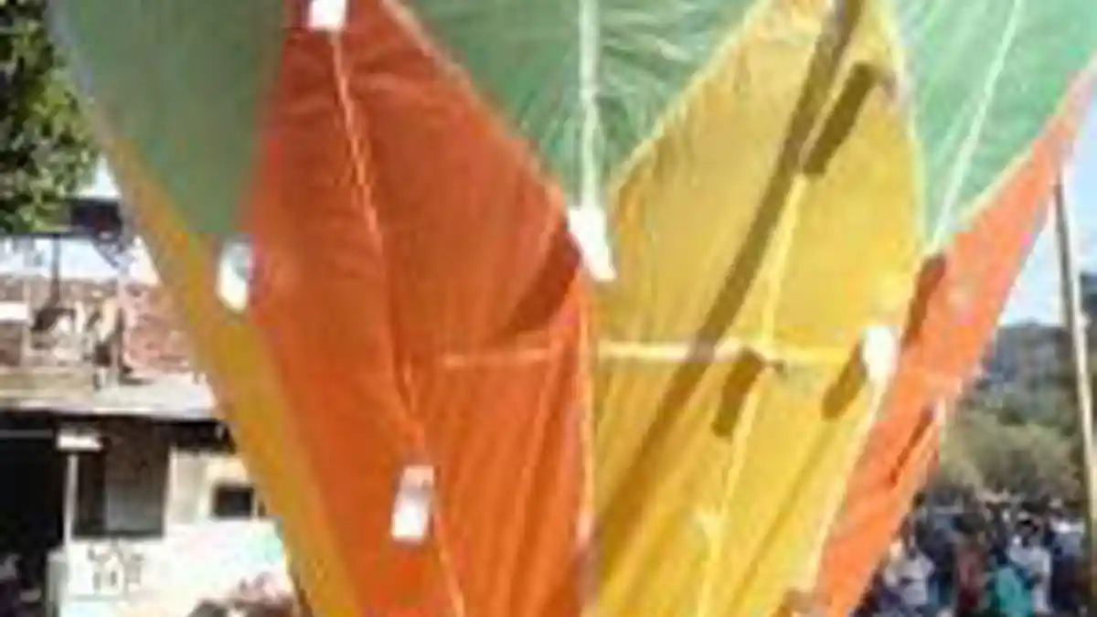 Serunya Berburu Uang di Balon Syawalan