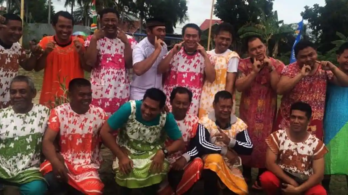 Warga Terpingkal-pingkal Lihat Anggota Dewan Main Bola Pakai Daster