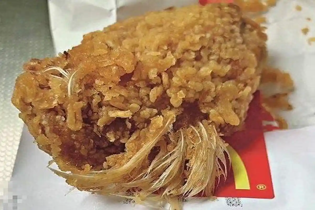 Wanita Ini Temukan Bulu Sayap Ayam yang Masih Utuh saat Beli Fast Food, Cek Video Viralnya