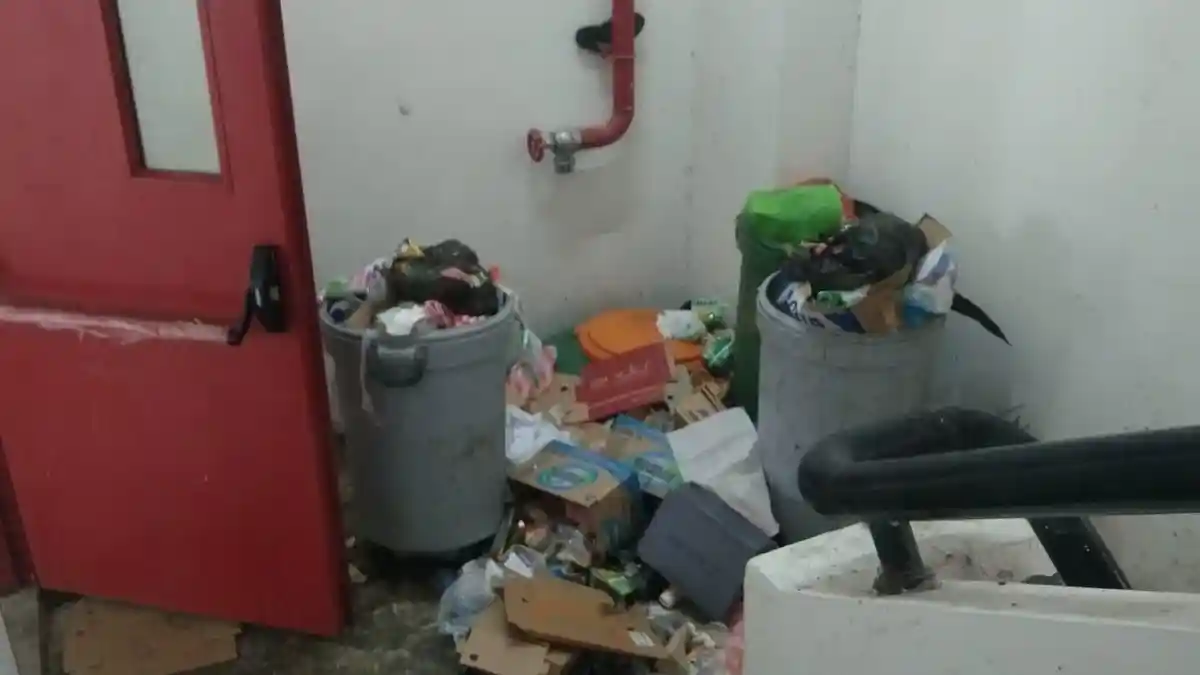 Miris! Jalur Evakuasi Pasar Mardika Dipenuhi Sampah dan Kotoran