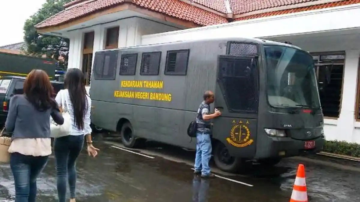 Mobil Tahanan  Kejari Bandung Dilengkap dengan  ' Black Box'