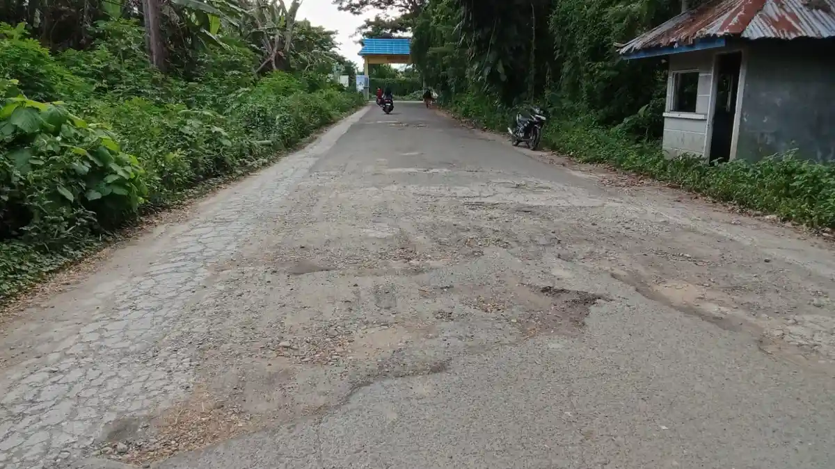 Jalan di Pantai Gumumae Bula Semakin Banyak Berlubang, Pengendara Harus Zig Zag Menghindar