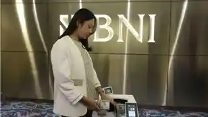 Seorang-teller-menghitung-mata-uang-US-Dollar-di-Bank-BNI-yang-ada-di-Jakarta.jpg