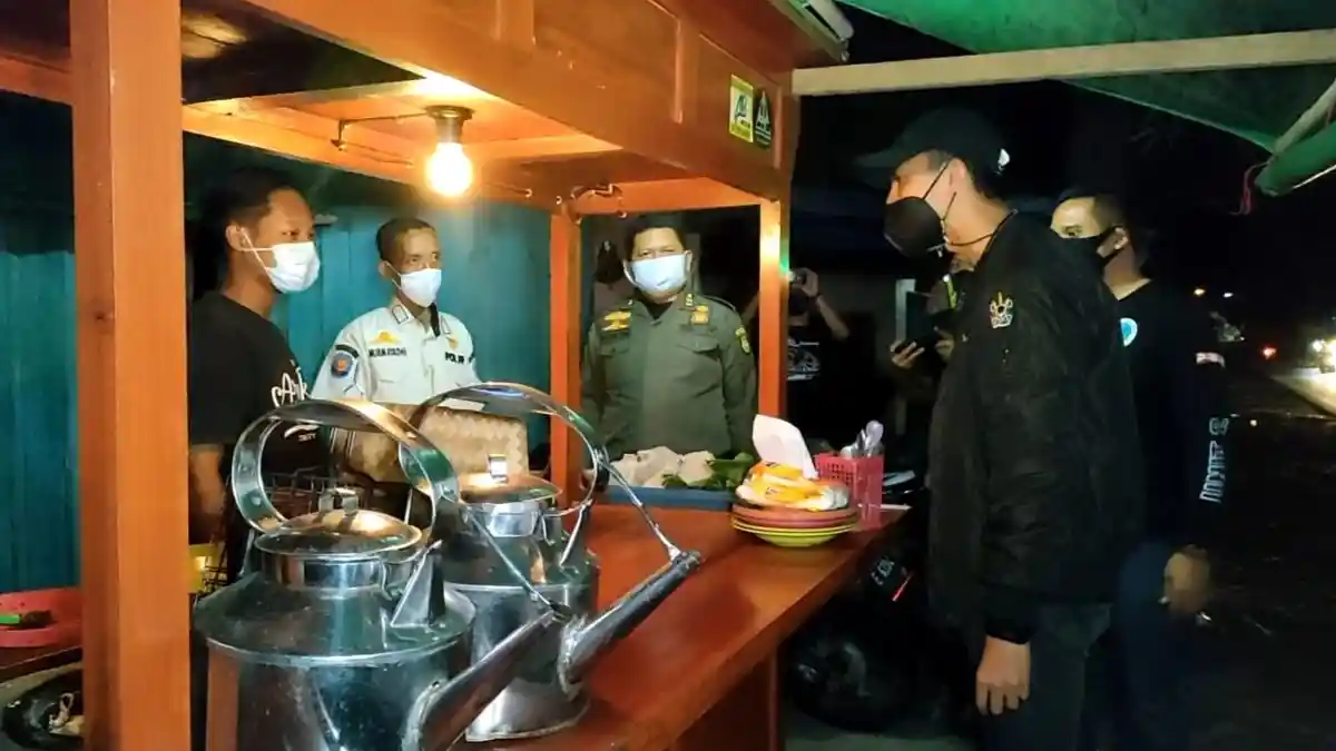 Polisi Borong Dagangan PKL dan Bagikan Sembako Saat Razia PPKM Darurat di Indramayu