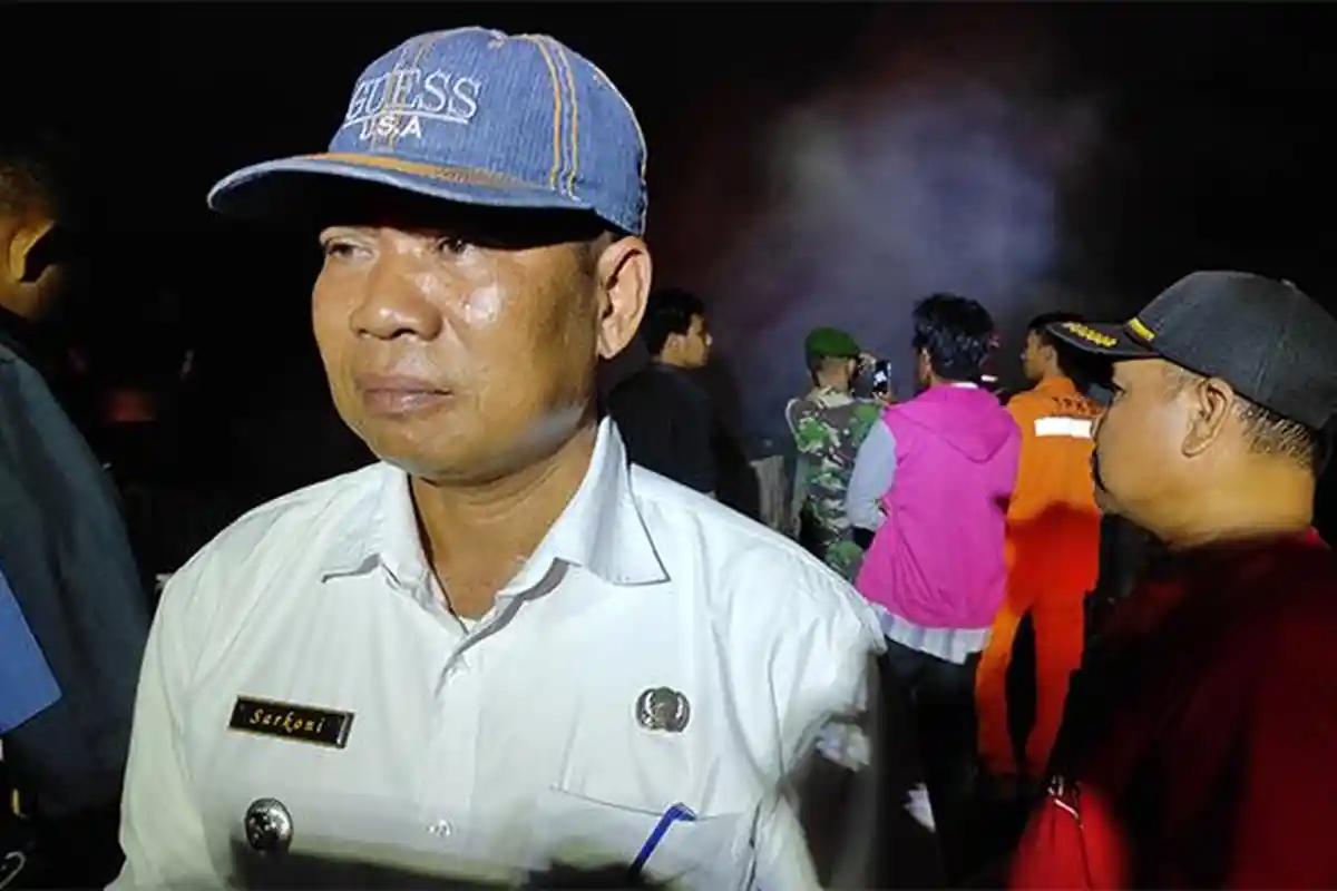 Camat Bumi Waras Bandar Lampung Menduga Kebakaran Ban Bekas di Lahan Kosong Sengaja Dilakukan