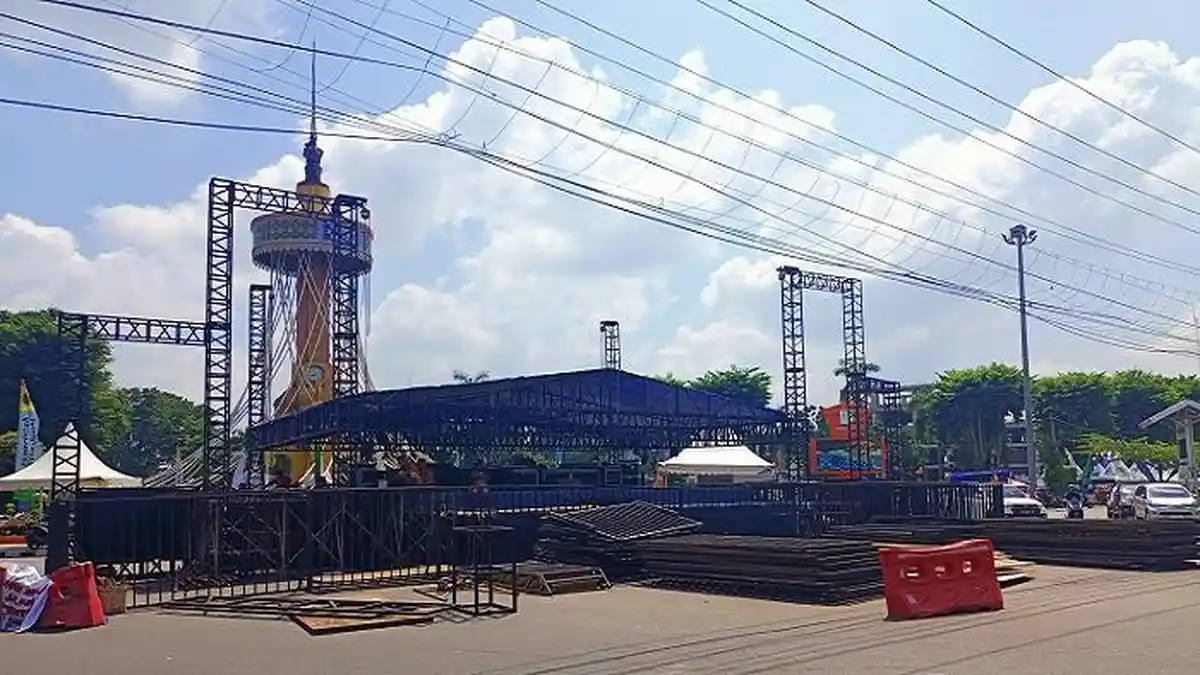 Konser TIPE-X Tidak Menggangu PKL di Kawasan Tugu Kris