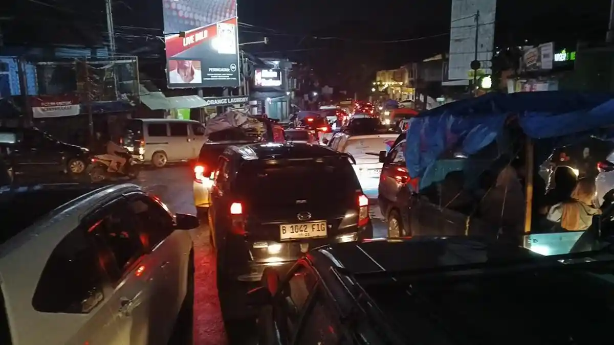Puncak Arus Balik Lebaran, Kemacetan Panjang Terjadi Menuju Gerbang Tol Bocimi Sukabumi