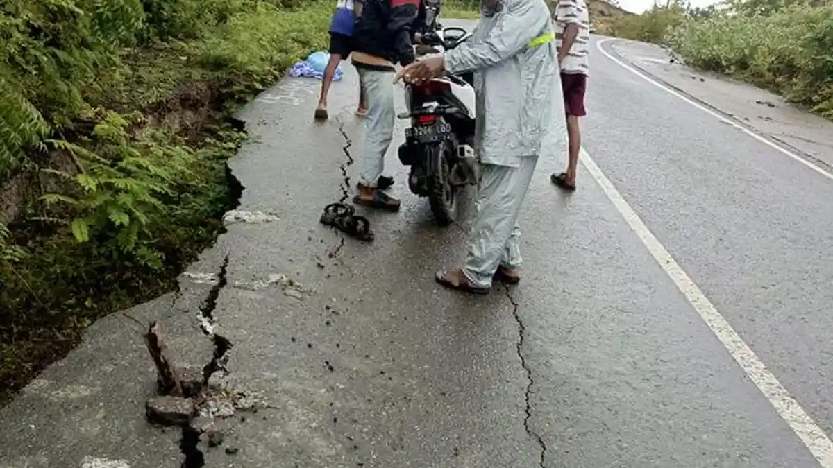 Kerap Terjadi Kecelakaan, Warga Lampanah Harap Jalan Rusak Segera Diperbaiki - Serambinews.com