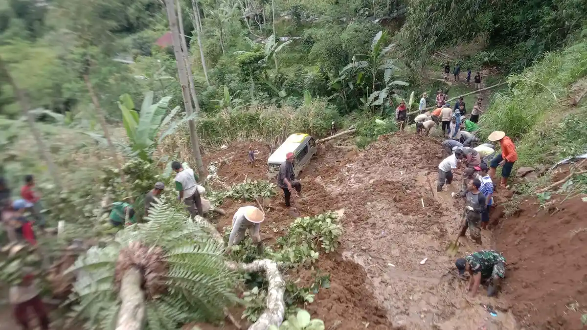 Sebuah Mobil dan Rumah Terseret Longsor Hingga Sejauh 121 Meter di Wonosobo