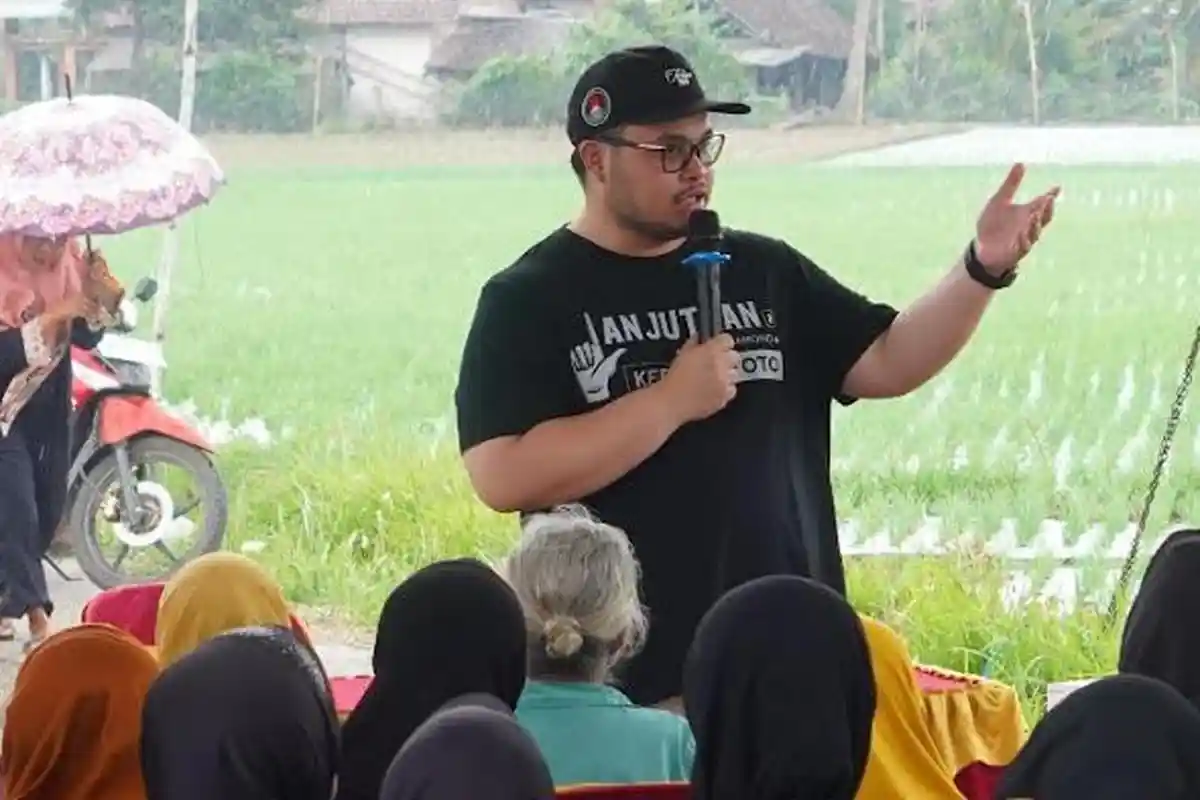Mas Dhito 'Sambangi' Warga Kepung dan Dialog di Tengah Hujan, Disinggung Soal Mobil Siaga