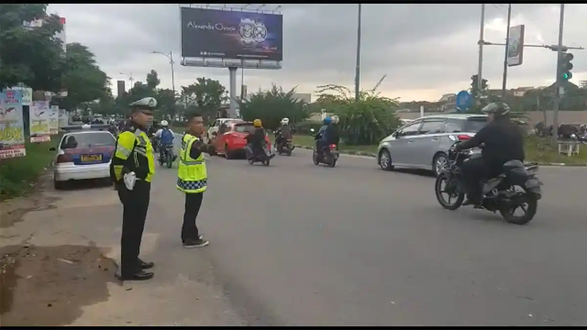 Hina Profesi Polisi Lewat Facebook, Pemuda Ini Ditantang Jadi Polisi Dadakan. Lihat Hasilnya!