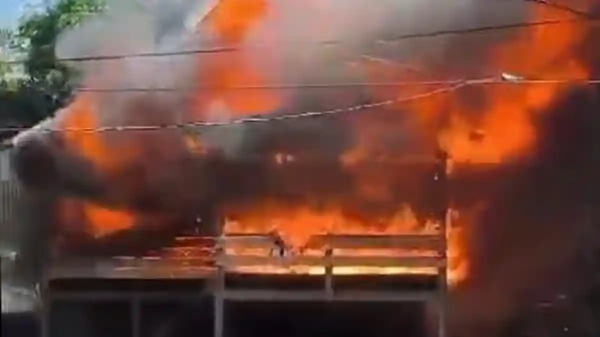 BREAKING NEWS: 1 Rumah Panggung Ludes Terbakar di Lalabata Barru Sulsel