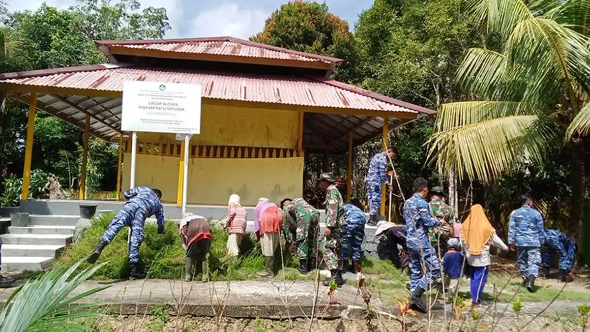 Satgas TMMD Karya Bakti di Makam Ratu Sepudak Ikon Peninggalan Bersejarah Sambas