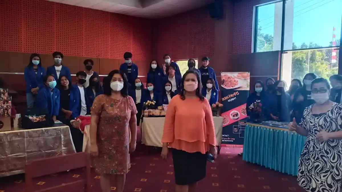 Direktur Mareyke Alelo Bangga Mahasiswa Polimdo Belajar Berwirausaha