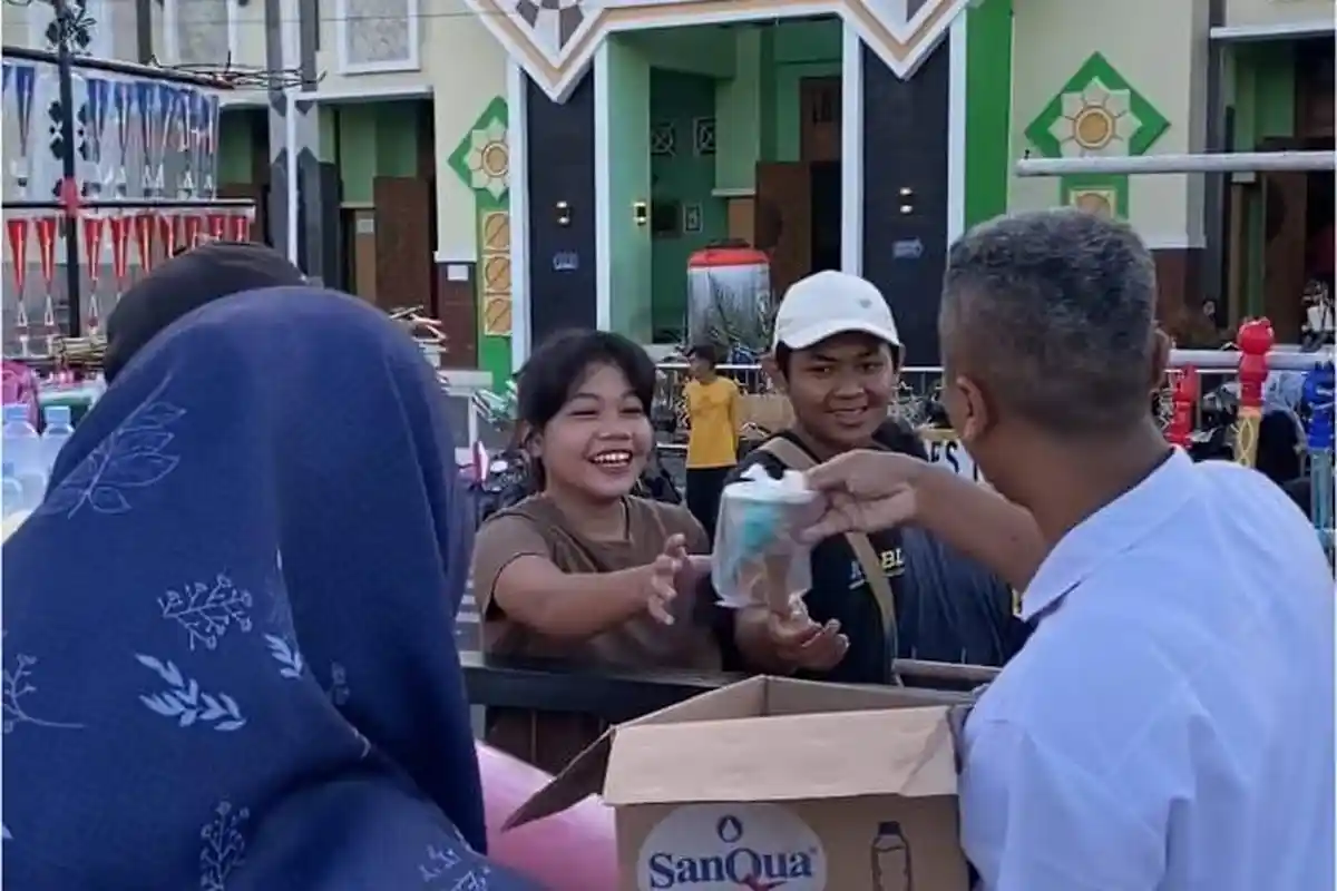 Ramadan Berkah: Civitas Poltek Harber Berbagi Takjil di Alun-Alun Kota Tegal