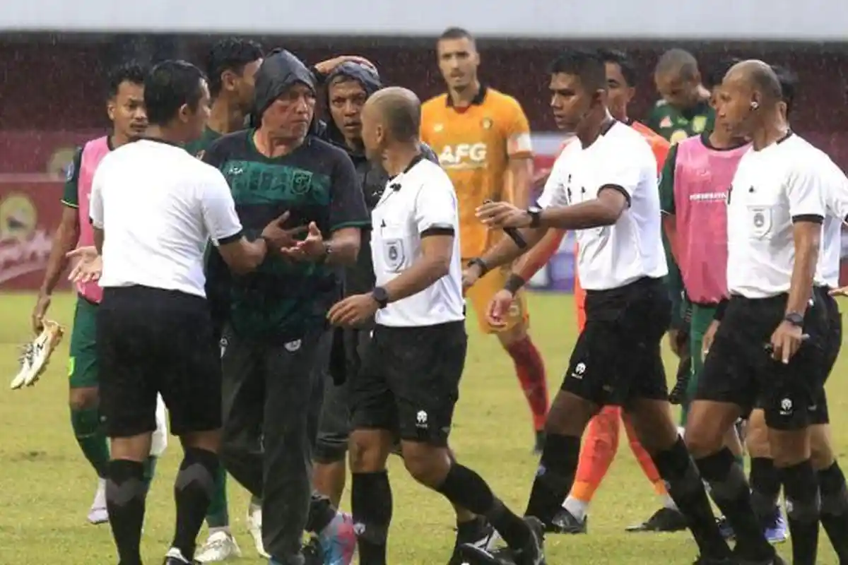 UCAP Ahmad Nufiandani Usai Kontroversi Wasit Persebaya vs Persik Kediri, Tak Diberi Penalti