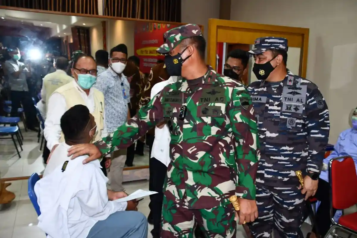 Danrem 033/WP Beri Atensi Vaksinasi Corona di Batam untuk Pelajar