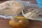 Menu MBG Hari Pertama di SDN 2 Jombang Ciputat : Roti, Jeruk, Siomay