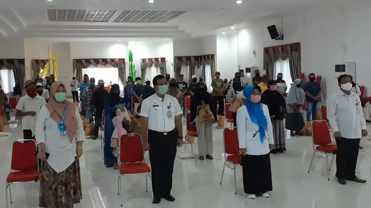 Kumpulkan Puluhan Sopir Angkot, Walikota Bagi Paket Sembako Hasil Donasi ASN Bontang