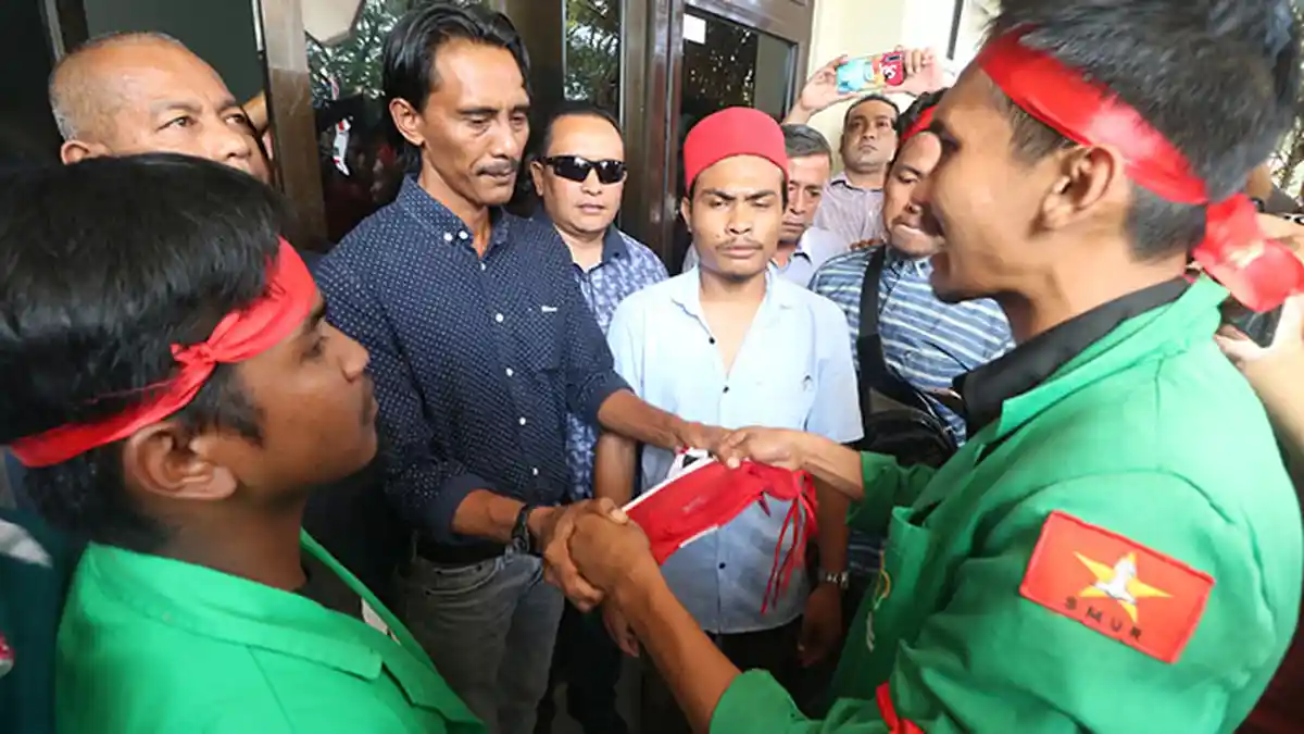 Pendemo Dua Kali Serahkan Bendera Bulan Bintang ke Ketua DPRK Lhokseumawe, Ini Tujuannya