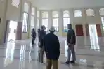 KAPOLSEK-Pelaihari-Iptu-Benny-Wishnu-Wardhany-kaus-hitam-kiri-mengecek-ruangan-Masjid.jpg