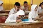 Siswa-kelas-VI-mengerjakan-soal-mata-pelajaran-bahasa-Indonesia.jpg