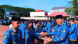 Potret-Gubernur-Gorontalo-Gusnar-Ismail-menyerahkan-SK.jpg