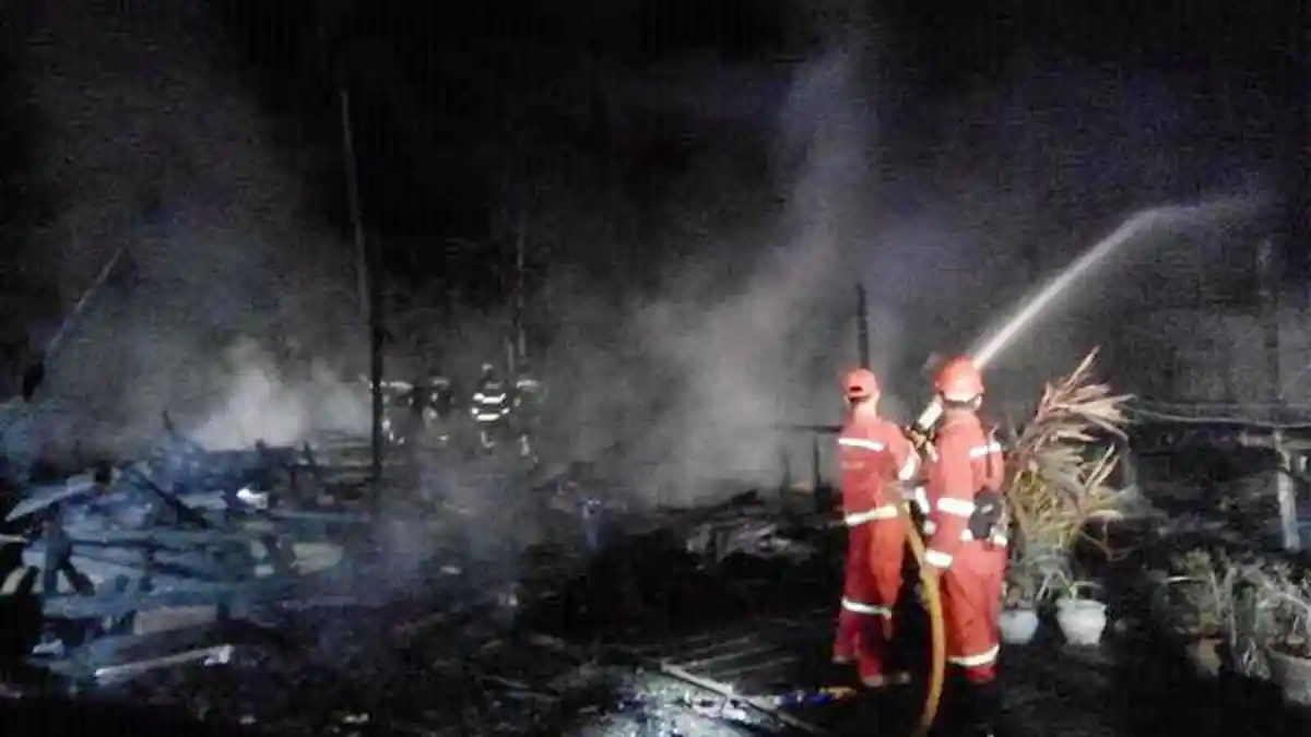 Subuh, Si Jago Merah Membara di Permukiman Padat, 4 Bangunan Ludes!