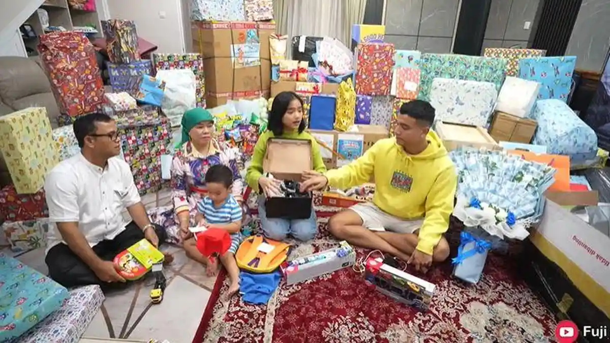 Buka Kado dari Mayang dan sang Kakek, Gala Sky: Makasih Pak Doddy