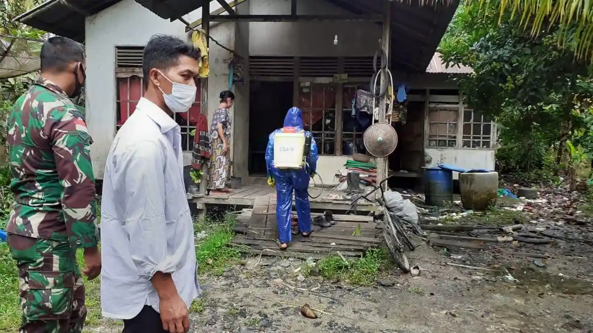 Perangkat Desa dan Babinsa Bersinergi Lakukan Penyemprotan Disinfektan di Perumahan Warga