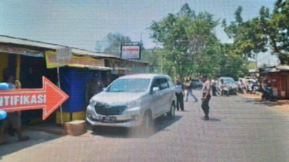 BREAKING NEWS - Pengemudi Mobil yang Tabrak Cor-coran Warung Diduga Alami Sakit Jantung
