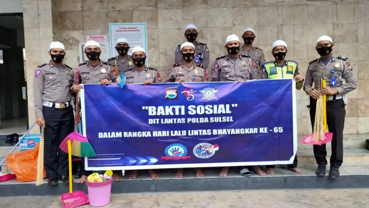Anggota Ditlantas Polda Sulsel Bersih-bersih Masjid HM Asyik