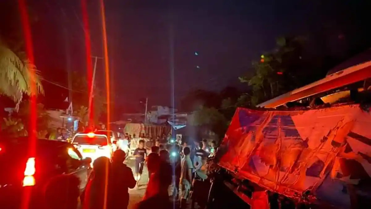Lakalantas Bus vs Truck di Kuansing Riau, Truk Terguling dan Dua Penumpang Luka
