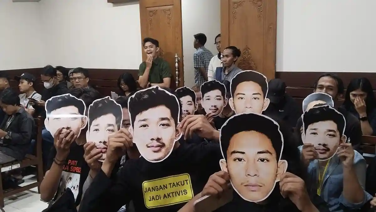Ruang Sidang PN Sleman Bergema: Bebaskan Arie! Wajah Reza dan Affan Ikut Hadir