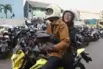 Mesranya Poppi Sovia Dengan Suami Berkendara Motor