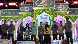 Para-juata-MTQ-tingkat-provinsi-Sulbar-berfoto-bersama-pada-acara-penutupan.jpg