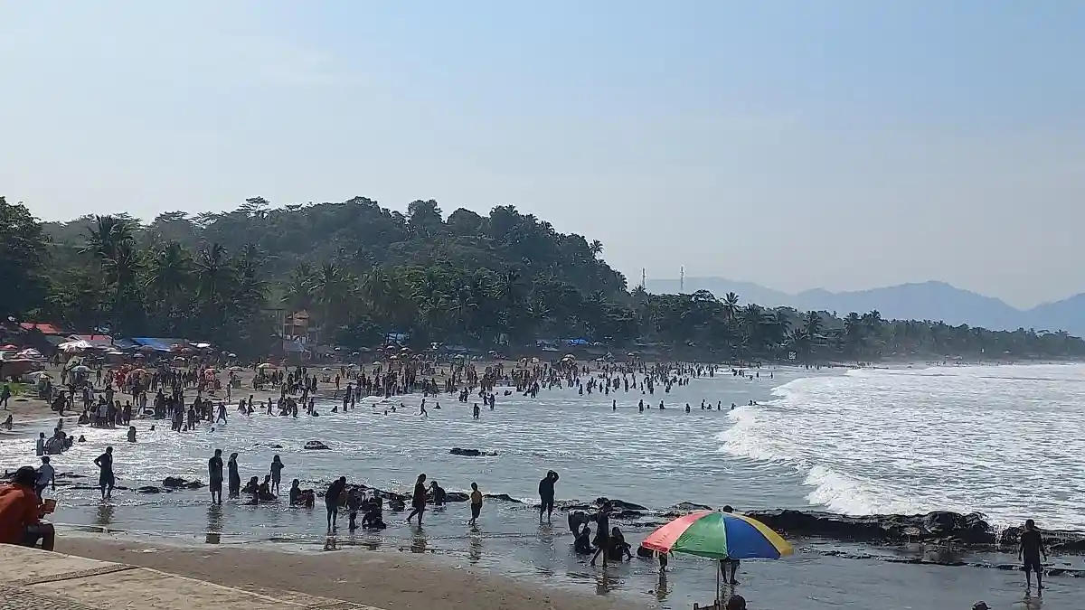 Sejak Pagi Kawasan Pantai Sukabumi Padat, Hari Ini Diprediksi Jadi Puncak Libur Wisatawan