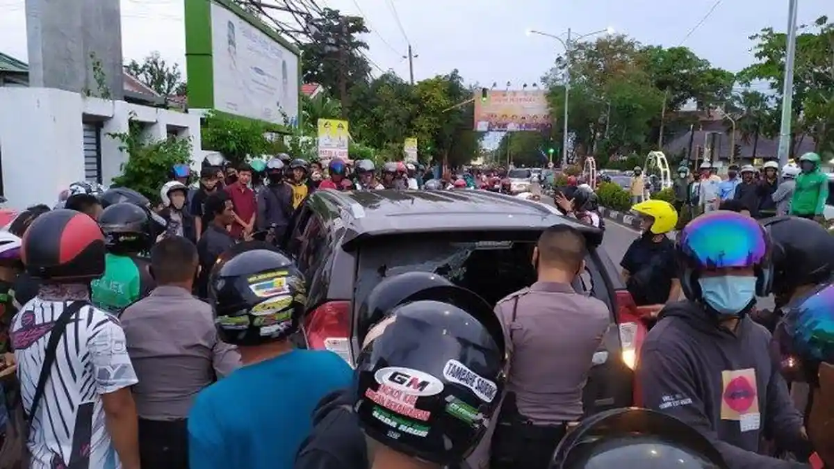 Aksi Kejar-kejaran Belasan Pengendara Motor dan Pajero Sport, Sopir Mobil Kabur setelah Tabrak Orang