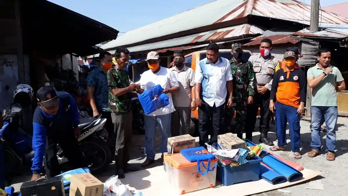 Pemkab Nagan Raya Serahkan Bantuan Masa Panik untuk Korban Kebakaran Ruko